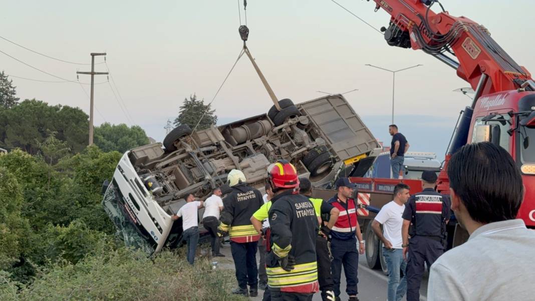 Otobüs devrildi, çok sayıda yaralı var! 9